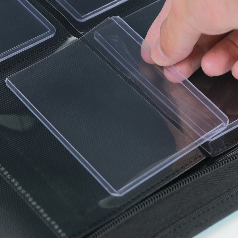 En toploader som sätts in i en Gemloader: Premium Toploader Fit Collector's Binder