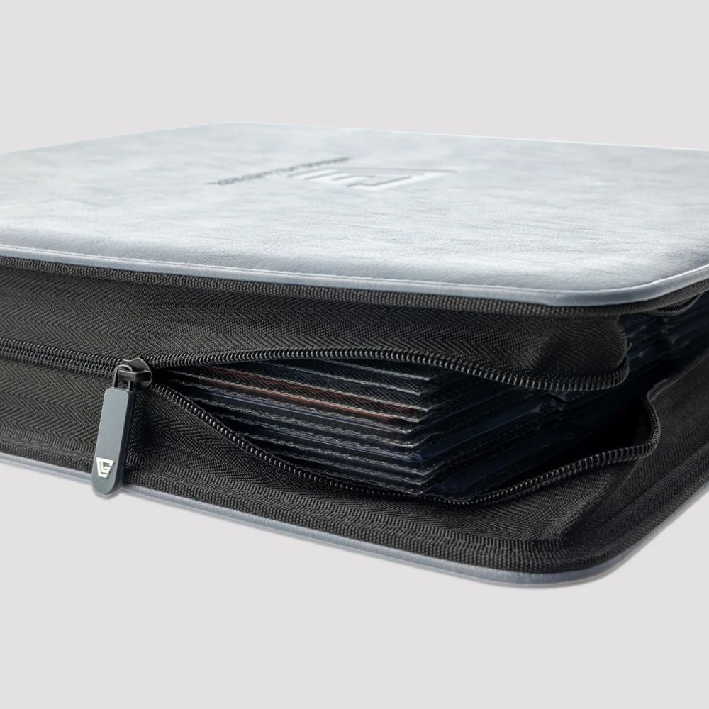 Sidan av en Gemloader: Premium Toploader Fit Collector's Binder där dragkedjan visas